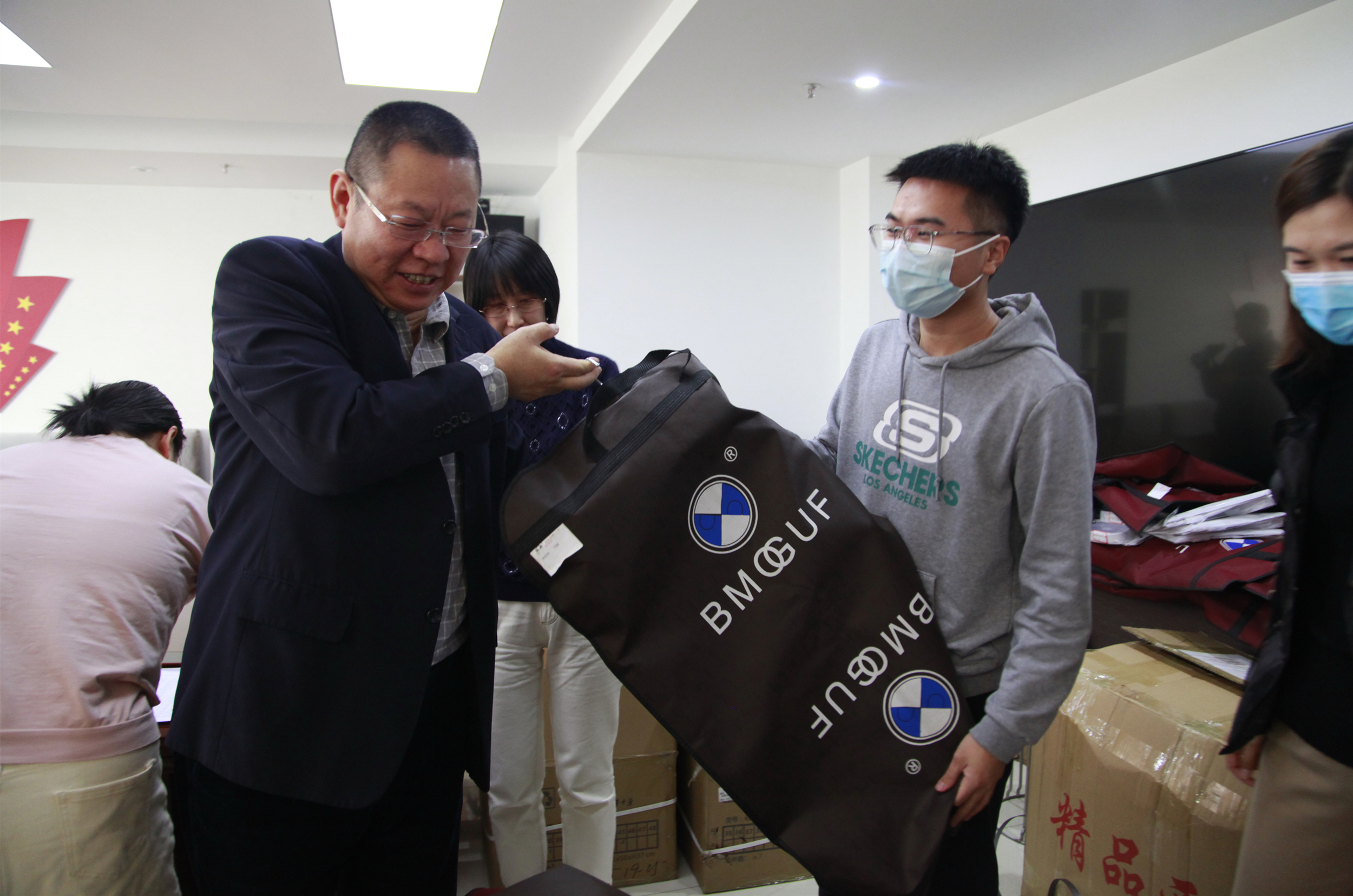 新工装  新姿态——集团为员工量文体衣定制新工装_天游国际-官网
